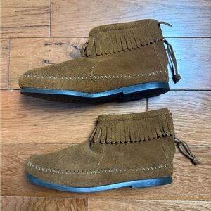 Minnetonka Kids Tan Suede Fringe Boots